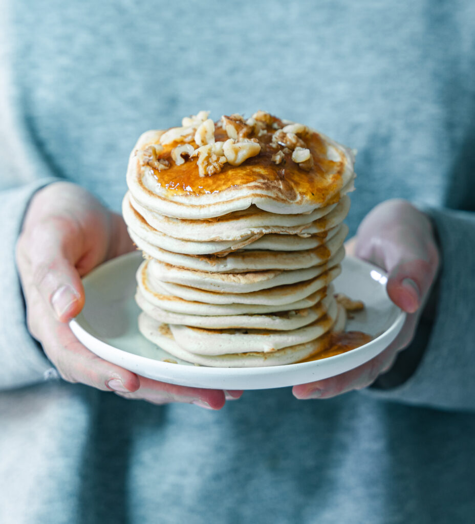 Pile de pancake moelleux à la confitue